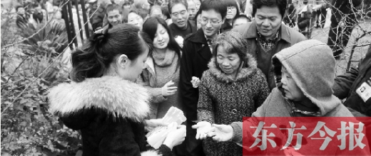 12月8日，鄭州市民排隊(duì)領(lǐng)取地鐵試乘劵。