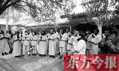 20名非洲洋弟子領(lǐng)取結(jié)業(yè)證書前，虔誠聆聽少林寺方丈禪語