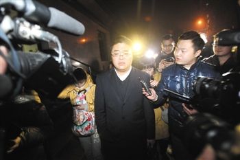 1月15日，重慶，庭審結(jié)束，張貴英的辯護(hù)律師接受媒體采訪。