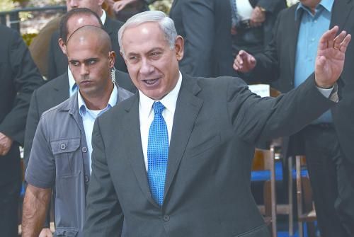 經以總理內塔尼亞胡主持的內閣秘密會議決定，以空軍接連對敘利亞多處目標實施空襲。圖為內塔尼亞胡5日出席內閣會議。