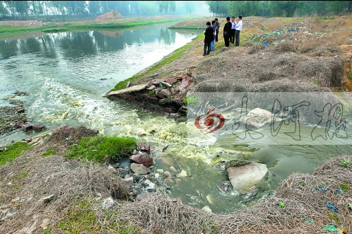 馬頭崗污水處理廠一處溢流口排放污水，異味明顯。