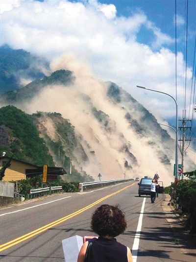 地震造成大面積山崩。網絡截圖