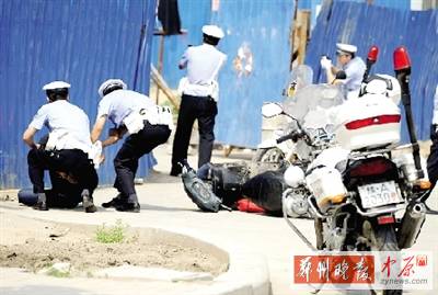 　一名歹徒被抓獲，另一名歹徒持槍劫持了一名門衛(wèi)。