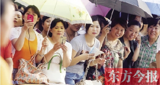 7月6日，鄭州市文化路省實(shí)驗(yàn)中學(xué)小升初測(cè)評(píng)點(diǎn)，家長們聚集在一起，焦急地等待自己的孩子走出考場(chǎng) 劉棟杰