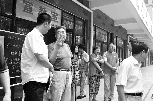 盧法舜（左二）伸出兩根手指，建議實(shí)行2元通票制。