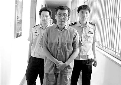 警方押解犯罪嫌疑人“立二拆四”。