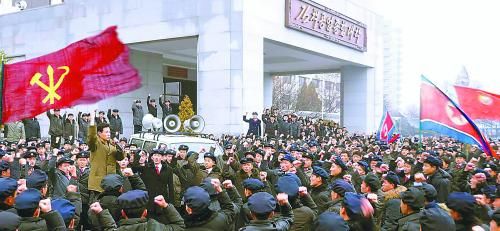朝鮮11日繼續(xù)展開(kāi)大規(guī)模批判張成澤運(yùn)動(dòng)。圖為朝鮮金策工業(yè)大學(xué)的青年學(xué)生宣誓擁護(hù)領(lǐng)袖金正恩。