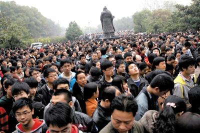 去年3月16日，武漢華中科技大學(xué)，“北約”、“華約”、“卓越”聯(lián)盟自主招生選拔考試湖北考點(diǎn)，考生等待進(jìn)場(chǎng)。 圖/CFP