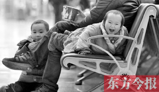 鄭州東站候車長椅上，哈哈，馬上回家過年有禮物收了