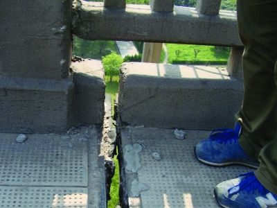 圖為大橋17號墩處橋面裂縫。梅建明 攝