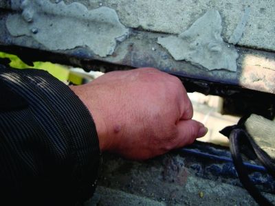 圖為大橋17號墩處橋面裂縫。梅建明 攝