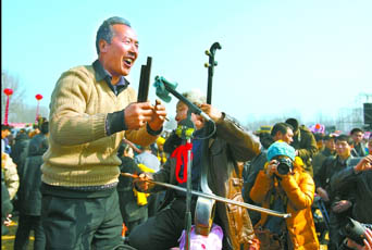 2月22日，寶豐馬街書(shū)會(huì)上，說(shuō)書(shū)藝人正在表演。記者 史長(zhǎng)來(lái) 攝
