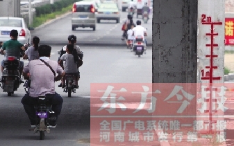 昨日，鄭州市航海路與京廣鐵路立交橋下，用紅線標(biāo)注的“水位警戒線”