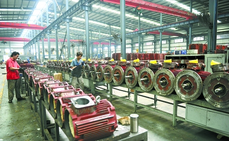 8月9日，南陽微特防爆電機(jī)有限公司員工生產(chǎn)出口訂單產(chǎn)品。