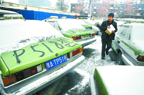 　12月21日，工作人員正在登記套牌出租車、假出租車