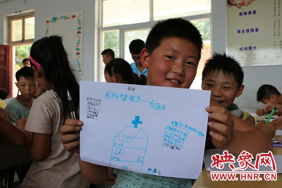 在以“中國夢”主題 的繪畫課堂上，孩子們寫下了自己的夢想