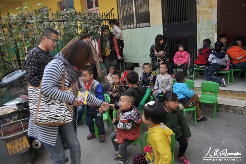 河南駐馬店市高新區(qū)一休幼兒園大門外聚集了數(shù)十位孩子家長(zhǎng),他們是來(lái)送孩子上學(xué)的,可是幼兒園大門卻被兩輛面包車?yán)锿舛滤?。周一一大早就遇到這事,不少家長(zhǎng)特意給單位請(qǐng)假替孩子討要說(shuō)法。