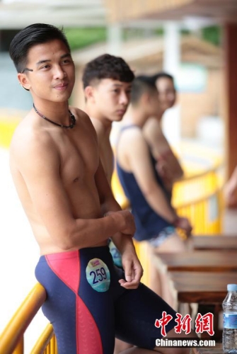 學生參加?；ㄐ２荽筚?穿比基尼秀身材