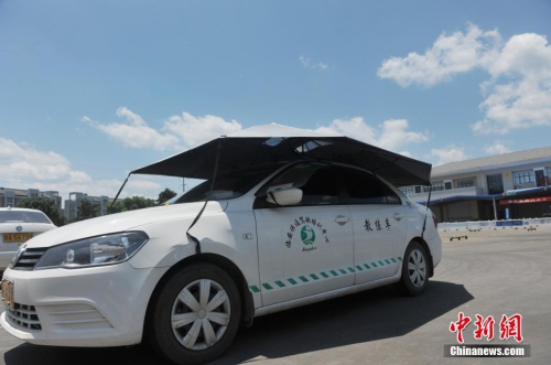杭州一駕?，F(xiàn)遮陽新招 教練車車頂撐傘