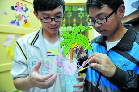 男生正把廢舊物做成裝飾品，裝扮女生寢室