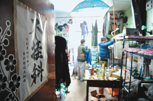 寢室門上的招貼表達(dá)了學(xué)生們的愿望，其實(shí)不逃課、少逃課才是不掛科的保證