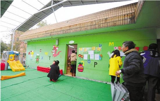 因?yàn)榕卵b修后的氣味影響孩子的健康，包括小葉在內(nèi)，很多家長(zhǎng)找到園方，要求換教室.