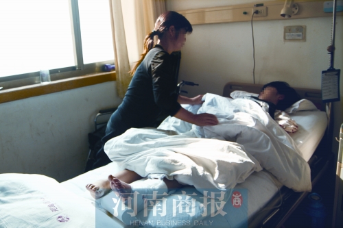 14歲的小美躺在病床上，左腿摔傷的部位還纏著繃帶