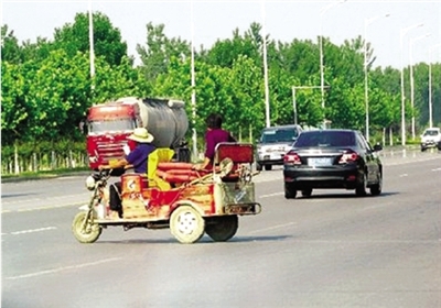 由于沒有硬隔離，鄭開大道上經(jīng)常出現(xiàn)機(jī)動(dòng)車橫穿馬路的現(xiàn)象