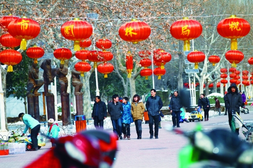 昨天，鄭州市文博廣場(chǎng)上已掛起了燈籠。