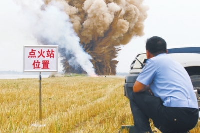 民警點(diǎn)火，引爆爆炸物品。