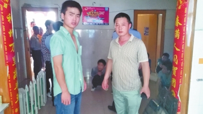 在吳文舉老師的幫助下，王強(qiáng)強(qiáng)（左）從傳銷(xiāo)窩點(diǎn)成功脫險(xiǎn)。