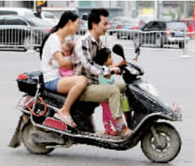 帶著孩子騎電動(dòng)車，安全一定要放在第一位。