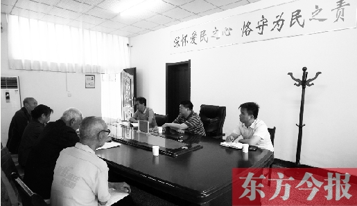 6月16日，幾位蘭考市民在向縣委副書(shū)記毛衛(wèi)豐反映問(wèn)題。