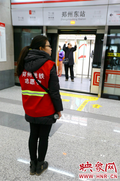 在前期的志愿工作中鄭州地鐵主要與市各大高校合作組建志愿者服務(wù)隊(duì)。