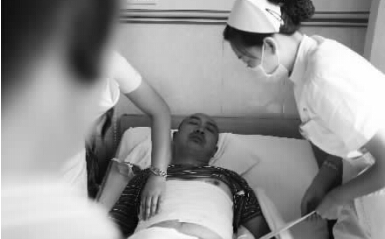 昨天，鄭州市第一人民醫(yī)院，被打傷的鄭州管城區(qū)執(zhí)法隊員唐建偉在接受治療。