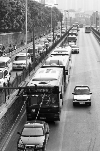 大量的機(jī)動車由京廣路向北前行，右拐后涌上中原路地下道。