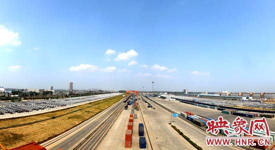 鄭州鐵路集裝箱中心站內(nèi)，滿載貨物的國際班列從這里開出。段晉哲/攝