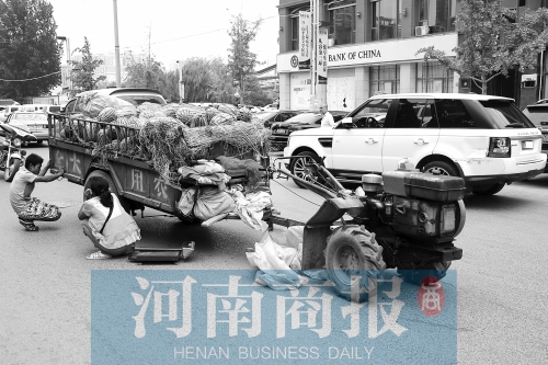 兩車(chē)相蹭后，小陳與妻子慌了神