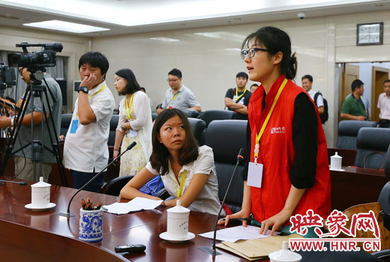 映象網(wǎng)記者就網(wǎng)友關(guān)心熱點(diǎn)問(wèn)題向省教育廳副廳長(zhǎng)尹洪斌提問(wèn)。
