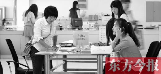 行政審批“瘦身”，不僅提高了行政效率，節(jié)約了行政資源，而且最大限度地方便了群眾