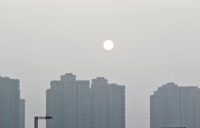 昨天，鄭州市區(qū)，霧霾遮擋的太陽(yáng)像個(gè)月亮。