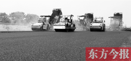 鄭州通航試驗(yàn)區(qū)上街機(jī)場的改擴(kuò)建工程正在緊張施工，寬闊的跑道已經(jīng)基本竣工