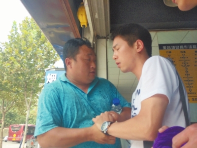 記者正查看照片，突遭藍(lán)衣男強(qiáng)搶手機(jī)。