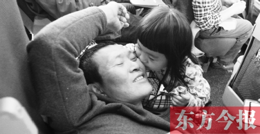 女兒嘟嘟不時的親吻是他最好的“鎮(zhèn)痛藥”。