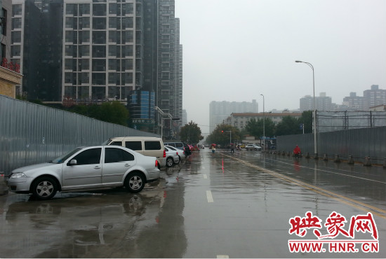 在新開通的東明路上,仍有多數(shù)私家車違規(guī)停車。