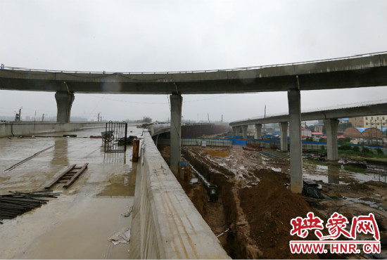 京廣快速路二期北延工程北三環(huán)京廣路立交橋雛形顯現(xiàn)。