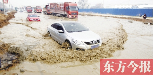 昨日的水坑現(xiàn)場，“坑車”的情況仍在繼續(xù)上演
