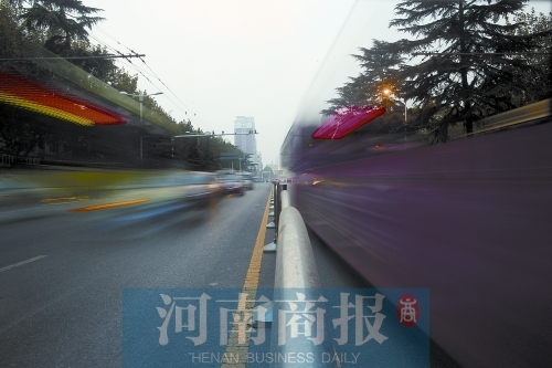 如今的建設路拓寬了不少，各種車輛川流不息（照片為多次曝光合成）