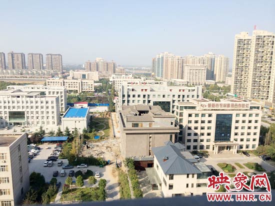 一座4層的建筑樓頂蓋上了四合院。