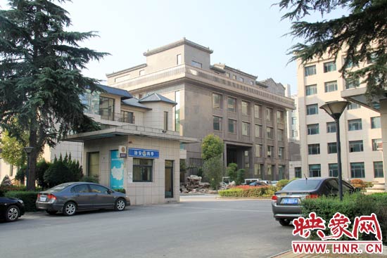 據(jù)這座建筑的一名工作人員稱，整座建筑為海龍集團(tuán)所有，房屋建成之后用作公司紅木家具展示。